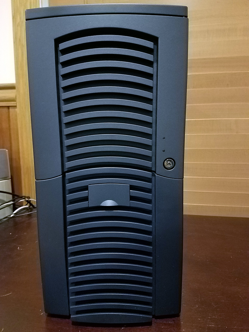 Illustration for article titled Remember those early-mid 2000s gaming cases?